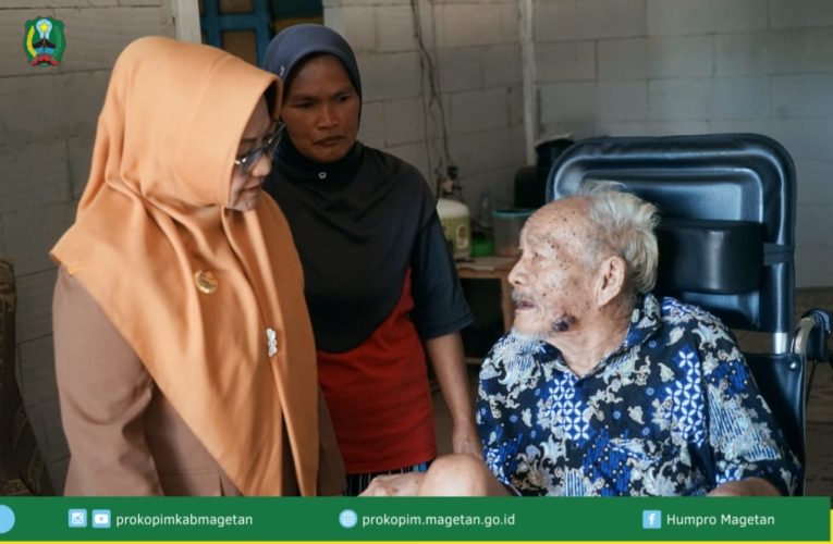 Bupati Magetan Serahkan Bantuan Kursi Roda untuk Mbah Rejo