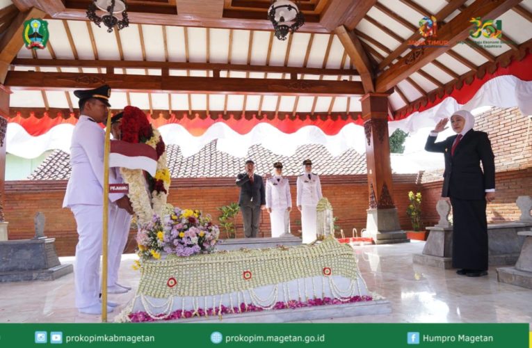 Menyambut HUT Provinsi Jawa Timur, Gubernur Ziarah Ke Makam Gubernur Suryo