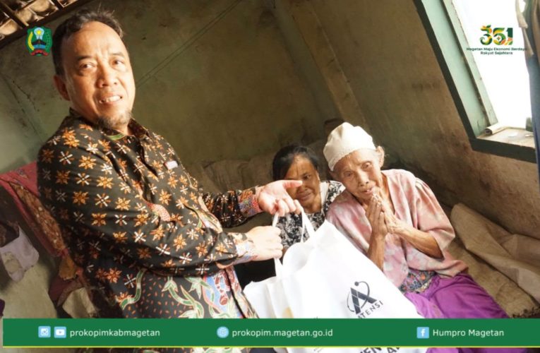 Usai Tinjau Jalan, Kang Suyat Serahkan Bantuan Sosial kepada Warga Desa Bulak