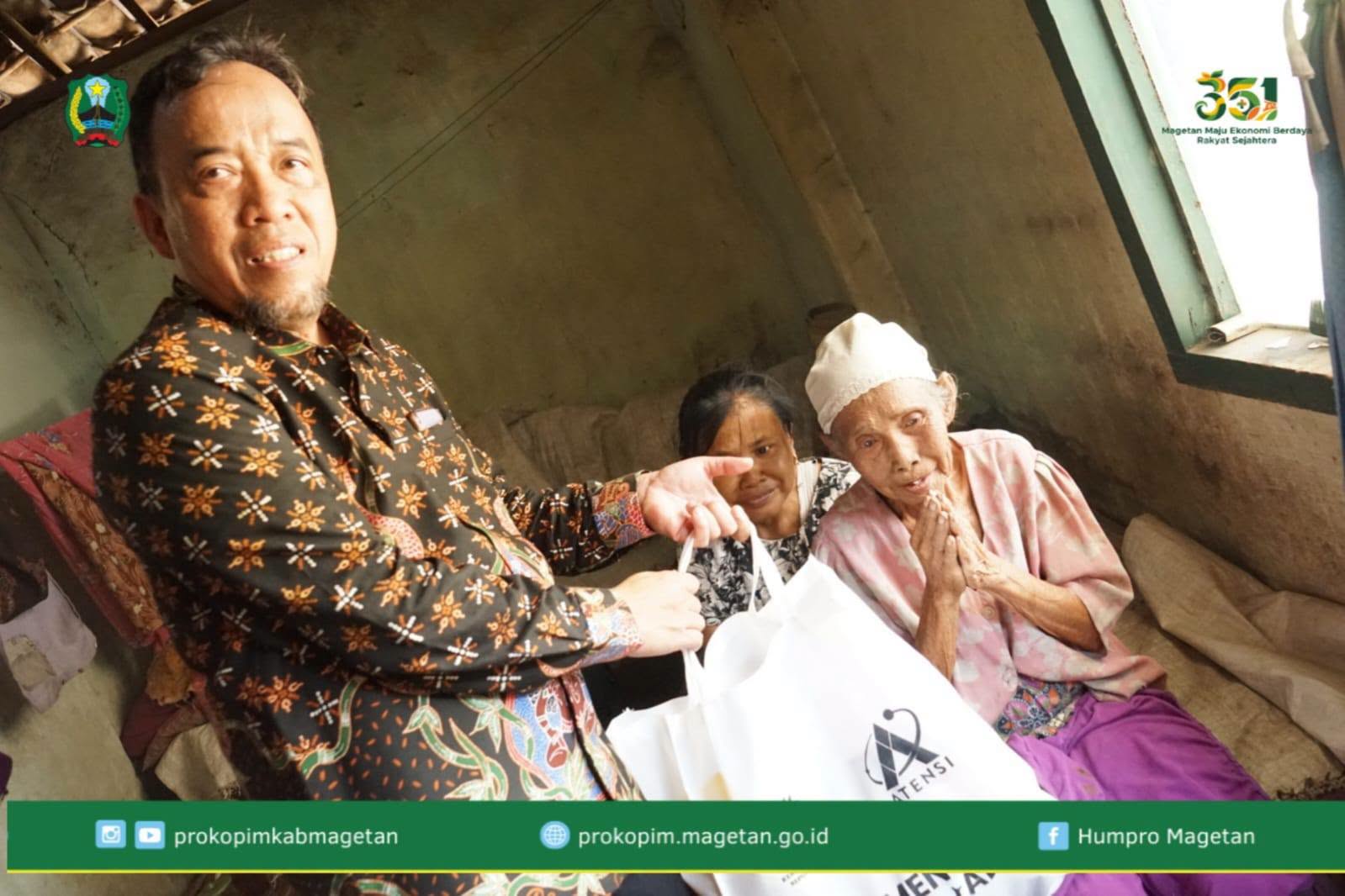 Usai Tinjau Jalan, Kang Suyat Serahkan Bantuan Sosial kepada Warga Desa Bulak