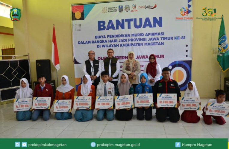 Gubernur Jatim dan Bupati Magetan Tinjau Penyaluran Bantuan Pendidikan bagi Murid Afirmasi dan Program SIKAP